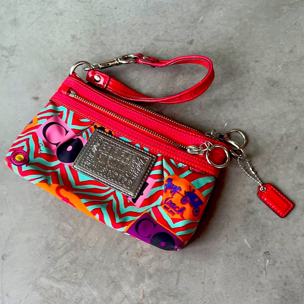 Cute coach poppy wristlet! Vintage / 2000s 🌸🌸🌸
